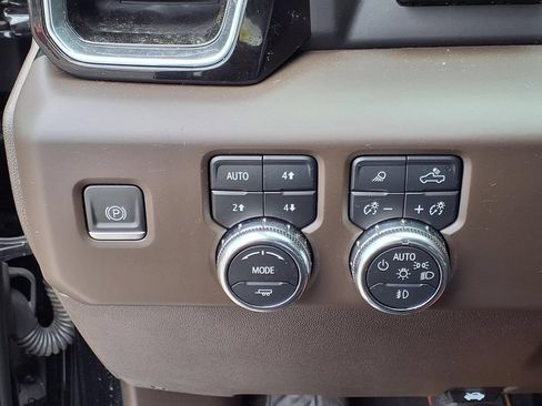 Used 2024 GMC Sierra 2500 Denali w/ Technology Package AWD/4WD image 18