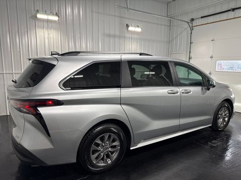 Used 2025 Toyota Sienna XLE FWD image 3