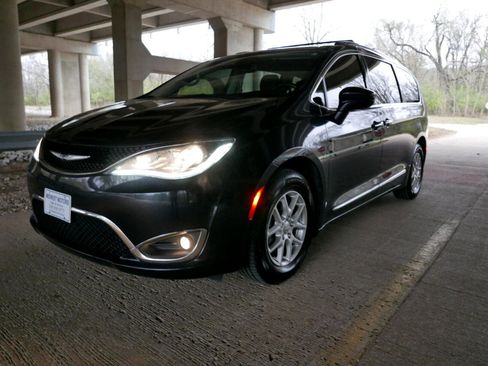 Used 2020 Chrysler Pacifica Touring-L image 26