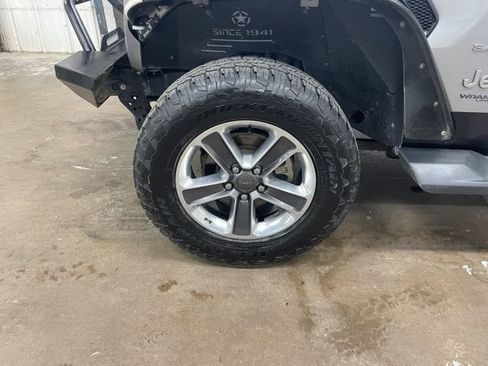 Used 2019 Jeep Wrangler Unlimited Sahara AWD/4WD image 4