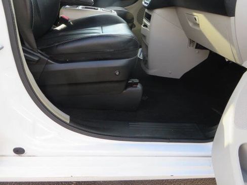 Used 2016 Chrysler Town & Country Touring image 17