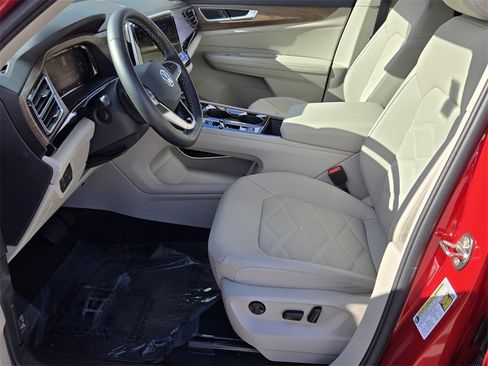 Certified 2025 Volkswagen Atlas SE w/ Black Wheel Package image 10