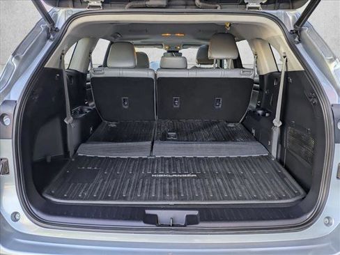 Used 2022 Toyota Highlander XLE image 6