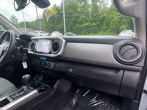 Used 2021 Toyota Tacoma SR5 AWD/4WD image 11