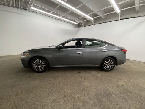 Used 2025 Nissan Altima 2.5 SV FWD image 3