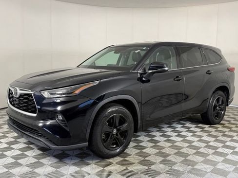 Used 2021 Toyota Highlander LE FWD image 2