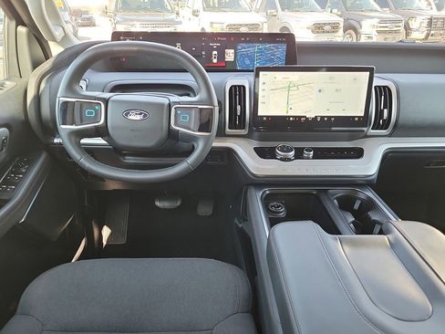 Used 2025 Ford Expedition Active image 11