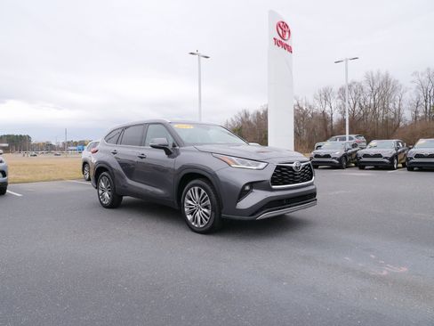 Used 2021 Toyota Highlander Platinum image 2