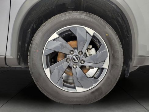 Used 2025 Nissan Rogue SV image 3