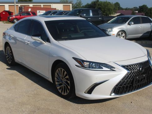 Used 2025 Lexus ES 300h w/ Luxury Package FWD image 8