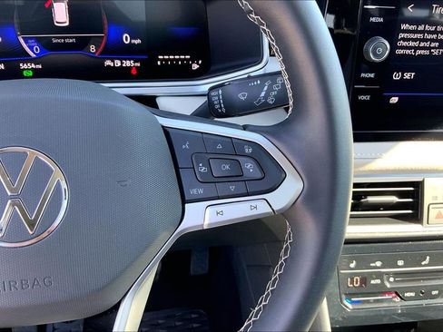 Certified 2025 Volkswagen Taos SE image 19