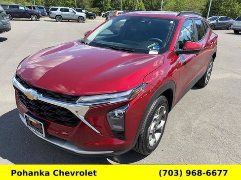 Used 2025 Chevrolet Trax LT FWD image 3