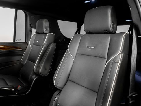 Used 2024 Cadillac Escalade ESV Premium Luxury image 34