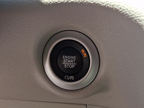 Used 2024 Chrysler Pacifica Touring-L FWD image 25