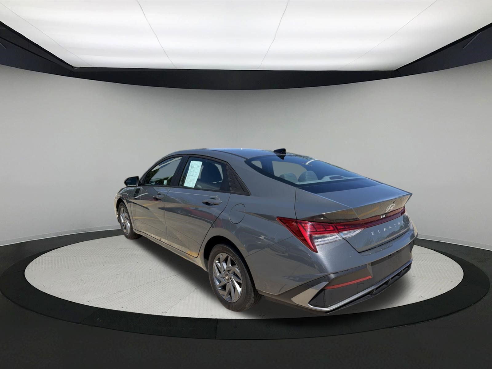 Used 2026 Hyundai Elantra Hybrid FWD image 7