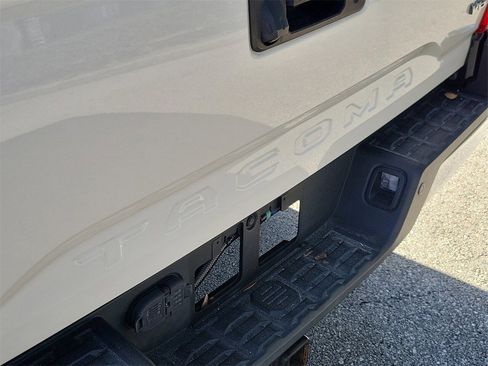 Used 2017 Toyota Tacoma SR5 w/ Tow Package image 6