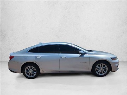 Used 2017 Chevrolet Malibu LT FWD image 4