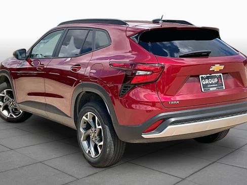 Used 2025 Chevrolet Trax LT FWD image 11