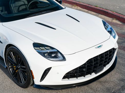 Used 2025 Aston Martin V8 Vantage Coupe RWD image 9