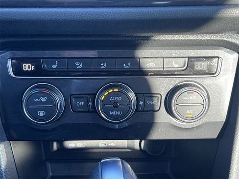 Used 2021 Volkswagen Tiguan SE image 16