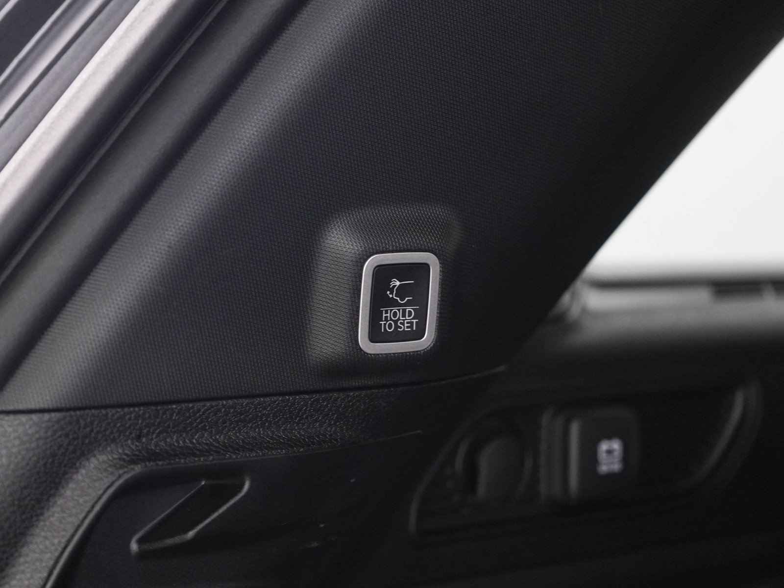 Used 2024 Jeep Grand Cherokee Limited w/ Black Appearance Package AWD/4WD image 17
