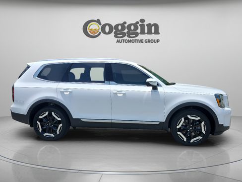 Used 2024 Kia Telluride EX w/ EX Captain's Chair Package FWD image 6