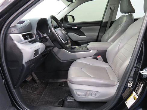 Used 2022 Toyota Highlander XLE AWD/4WD image 13
