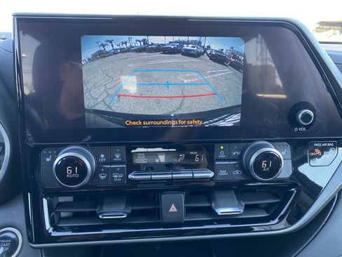 Used 2024 Toyota Highlander XLE FWD image 24