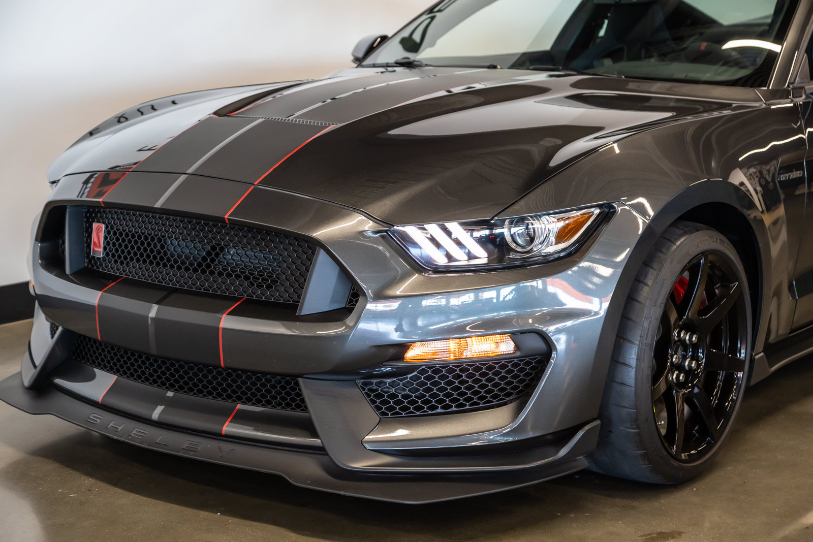 Used 2019 Ford Mustang Shelby GT350R w/ GT350R Equipment Group 920A RWD image 20