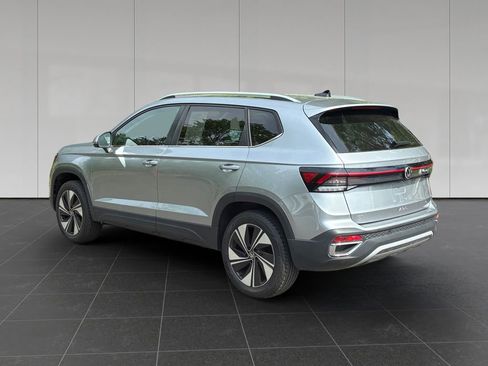 Used 2025 Volkswagen Taos SE AWD/4WD image 3