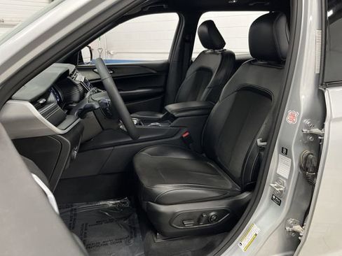 Used 2024 Jeep Grand Cherokee L Laredo image 4