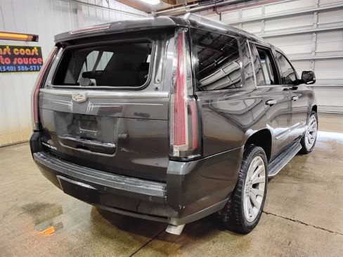 Used 2015 Cadillac Escalade Luxury image 3