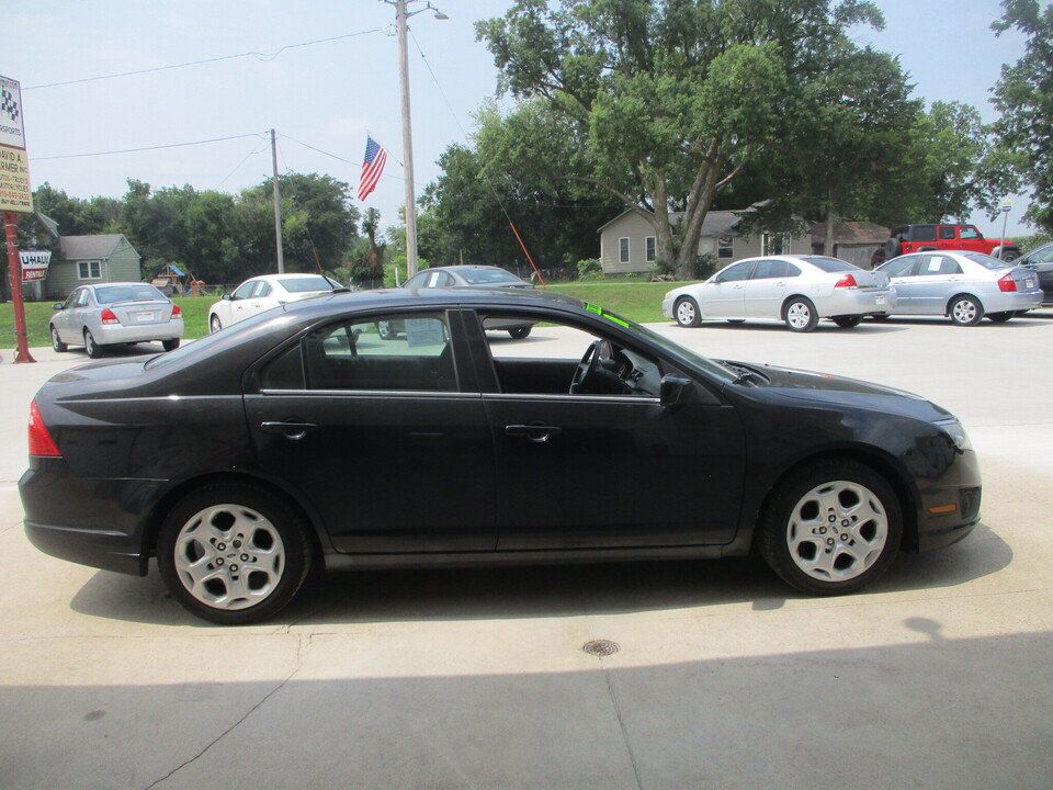 Used 2010 Ford Fusion SE FWD image 2