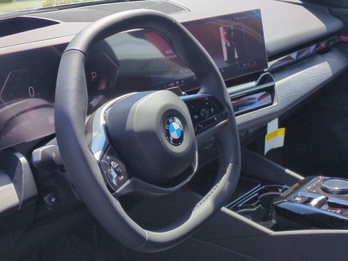 Used 2027 BMW 530i xDrive w/ Premium Package AWD/4WD image 18