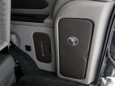 Used 2018 GMC Savana 2500 w/ Enhanced Convenience Package image 27