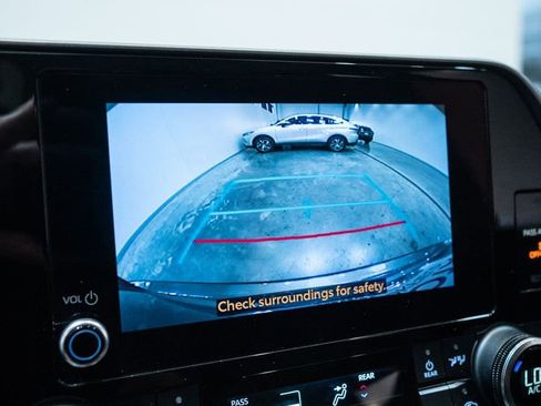 Used 2024 Toyota Highlander LE AWD/4WD image 25