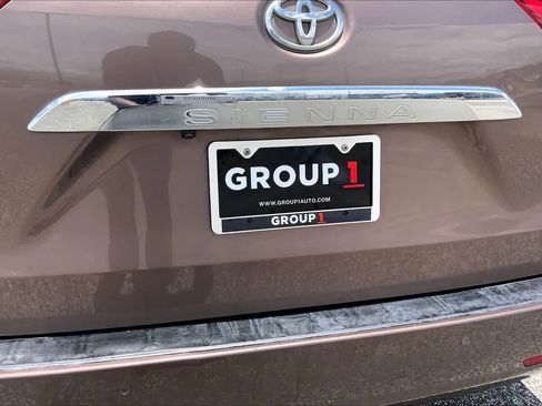 Used 2018 Toyota Sienna Limited FWD image 10