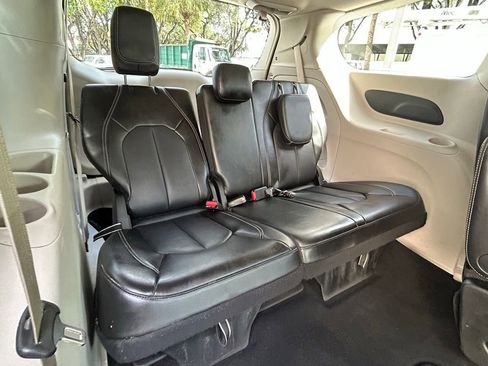 Used 2024 Chrysler Pacifica Touring-L image 35
