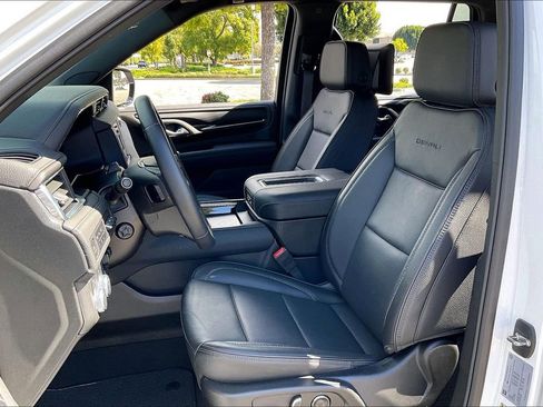 Used 2024 GMC Yukon Denali w/ Advanced Technology Package image 10