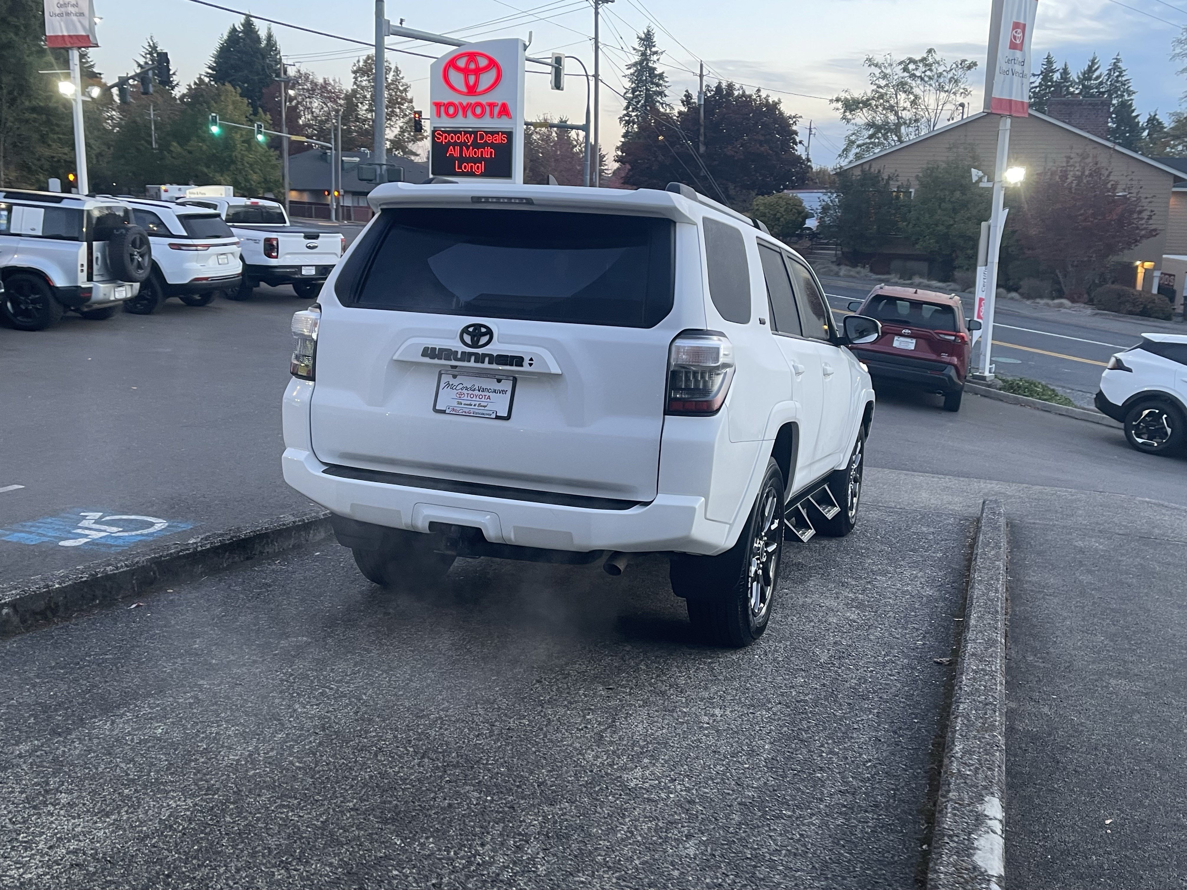 Used 2022 Toyota 4Runner SR5 AWD/4WD image 7