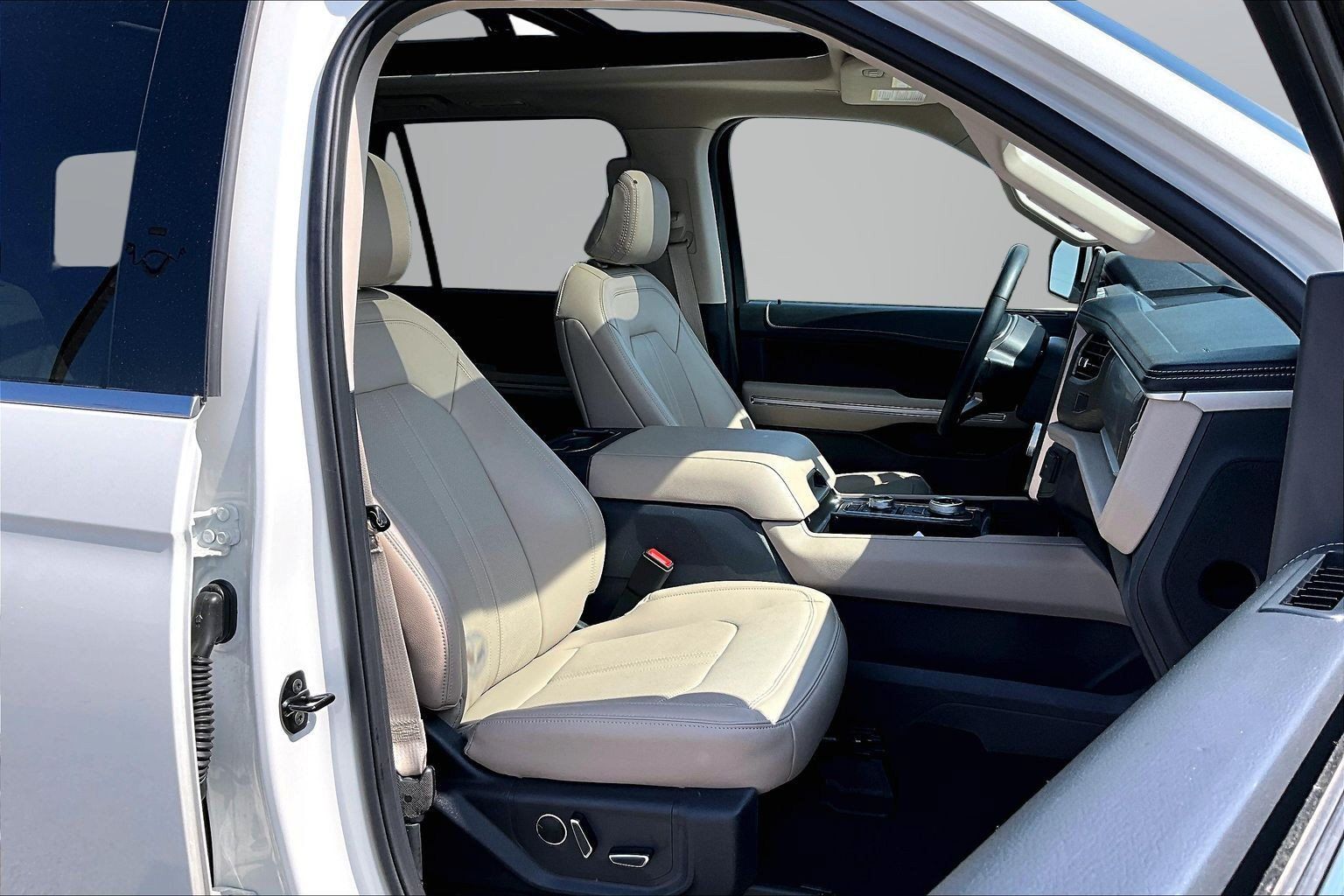Used 2024 Ford Expedition Limited AWD/4WD image 7