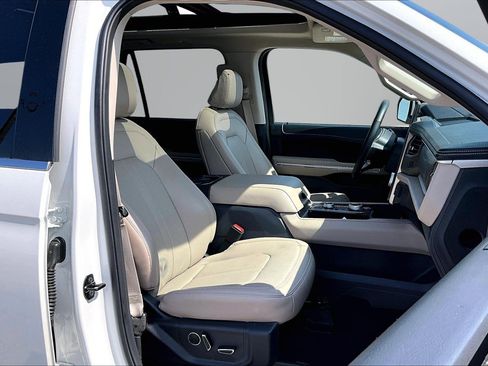 Used 2024 Ford Expedition Limited AWD/4WD image 7
