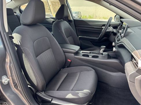 Used 2025 Nissan Altima 2.5 SV FWD image 31
