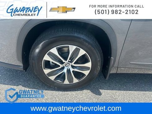 Used 2022 Toyota Highlander XLE AWD/4WD image 9