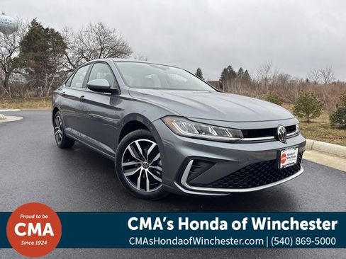 Used 2025 Volkswagen Jetta SE image 1