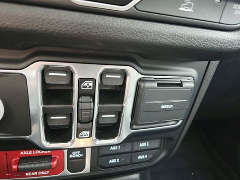Used 2024 Jeep Gladiator Sport AWD/4WD image 32