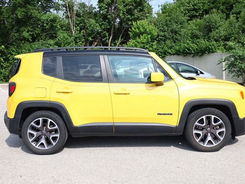 Used 2015 Jeep Renegade Latitude FWD image 4