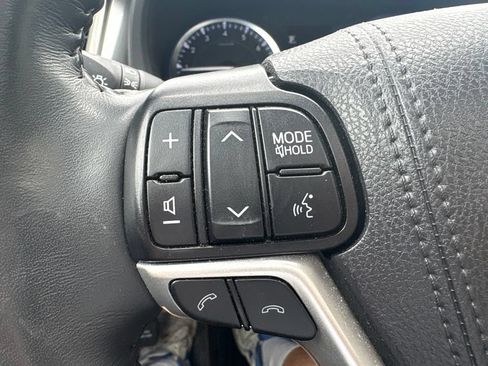Used 2019 Toyota Highlander XLE AWD/4WD image 17