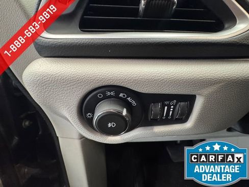 Used 2018 Chrysler Pacifica Touring-L FWD image 23