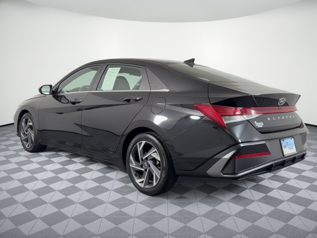 Used 2025 Hyundai Elantra SEL FWD image 3